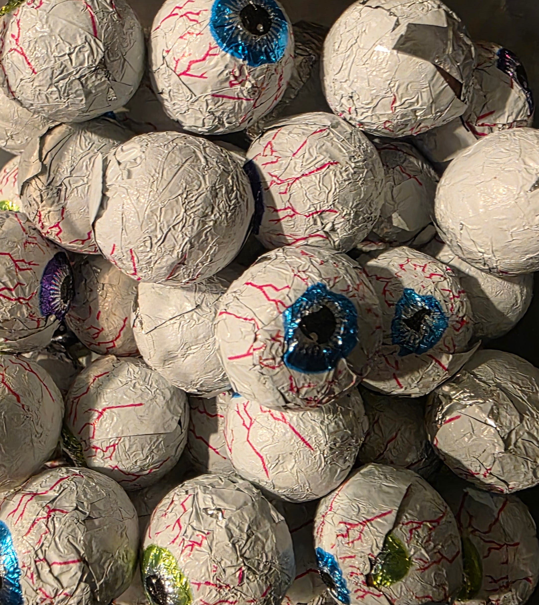 YEUX ÉCLATÉS DC